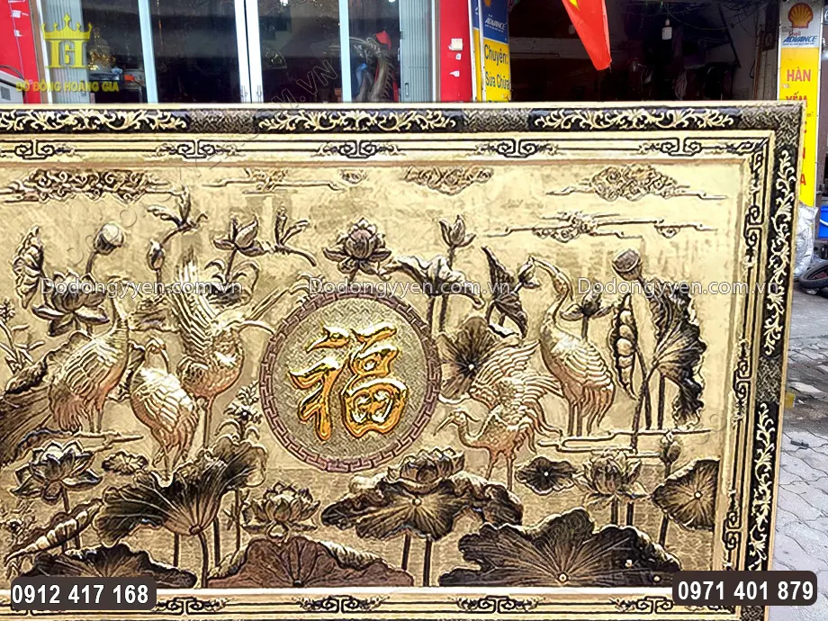 Từng họa tiết hoa văn được chăm ch&uacute;t tỉ mỉ v&agrave; sắc n&eacute;t